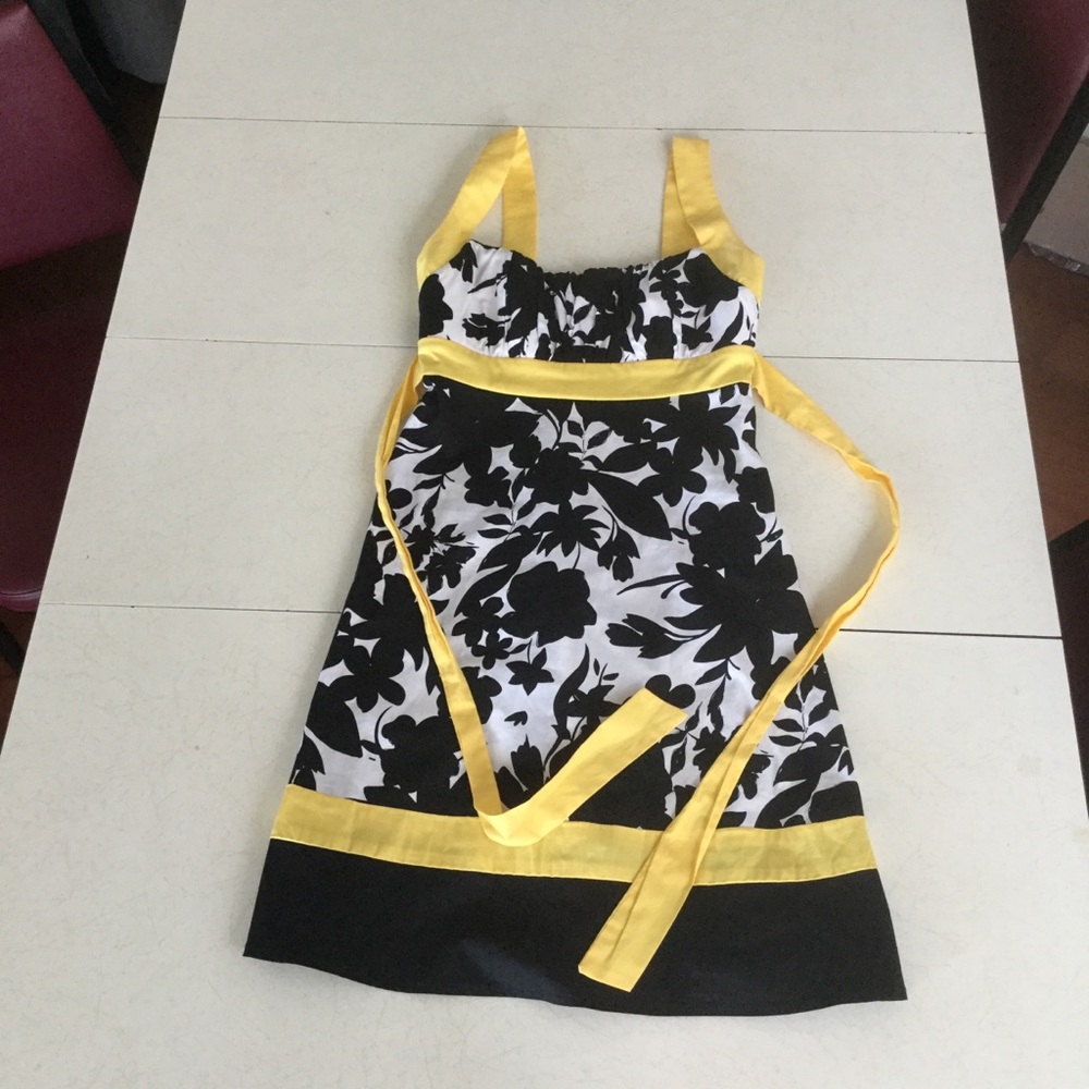 B. Darlin Yellow, Black and White Floral Dress Size 7/8 Semi-Formal